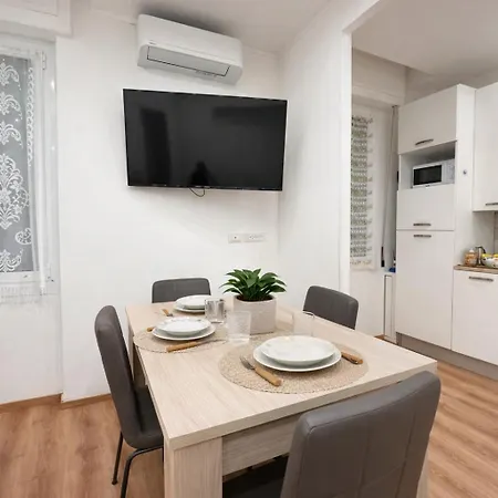 - Affittasi Elvi Home, Con Aria Condizionata Centralissimo A Pochissima Distanza Da Ariston, Casino E Dal Mare *