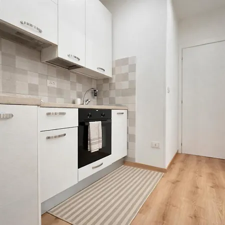 - Affittasi Elvi Home, Con Aria Condizionata Centralissimo A Pochissima Distanza Da Ariston, Casino E Dal Mare סנרמו